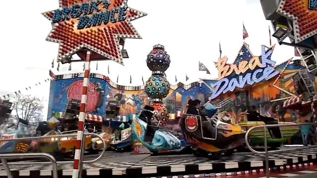 Парк аттракционов в Аугсбурге. Катаемся на аттракционе Brake dance смотреть онлайн