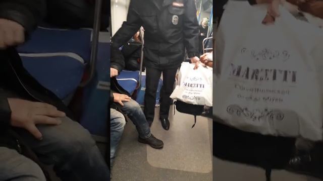 Бомжа выгоняют с поезда-метро "Москва-2019" смотреть онлайн