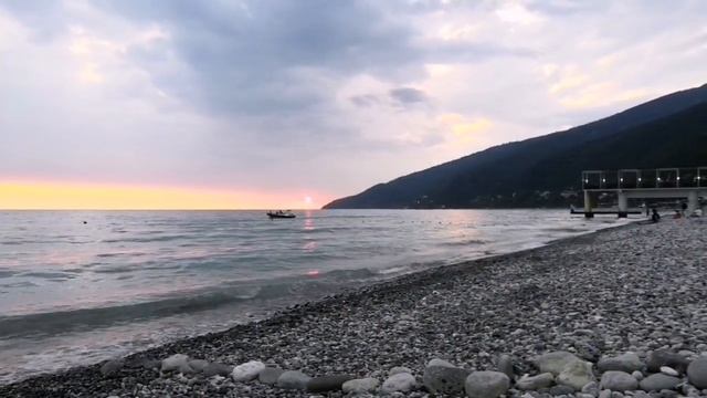 Абхазия. Пляжи "Нарта", "Челюскинцев" и городская набережная. #абхазия #август2022 смотреть онлайн