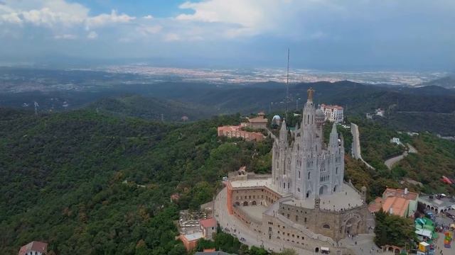 Barcelona Views From The Air - fly over this beautiful city with Spanish guitar music accompaniment смотреть онлайн