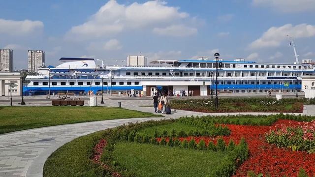 Прогулка по парку Северного речного вокзала смотреть онлайн
