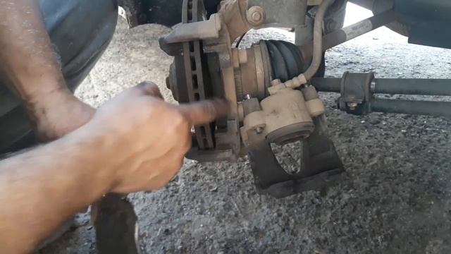 Como CAMBIAR o Reemplazar las pastillas delanteras de un auto/carro (Corsa) смотреть онлайн