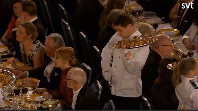 Конфуз на банкете Нобелевской Премии - официант роняет закуску на уважаемого профессора