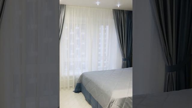 Синие шторы и декоративные подушки в спальне смотреть онлайн