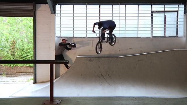 United BMX - Mike 'Rooftop' Escamilla at the 4Down park смотреть онлайн