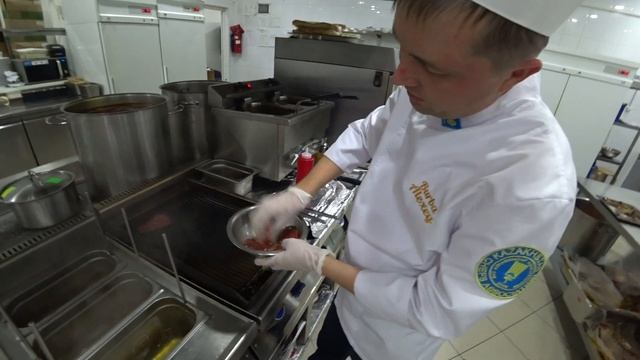 Турнедо из конины в сливочно- грибном соусе от Алексея Бурба Roma Caffe смотреть онлайн