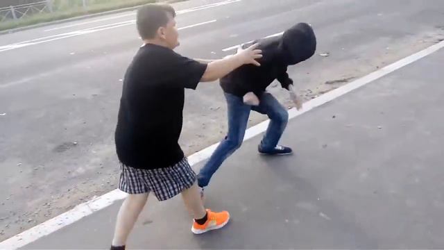 видео " вот тот человек который стоял за мной пытались поймать его смотреть онлайн