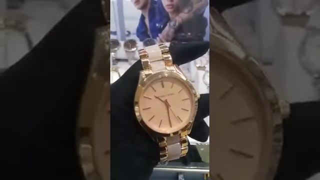 Майкл Корс на керамической браслете в модном нюдовом цвете смотреть онлайн