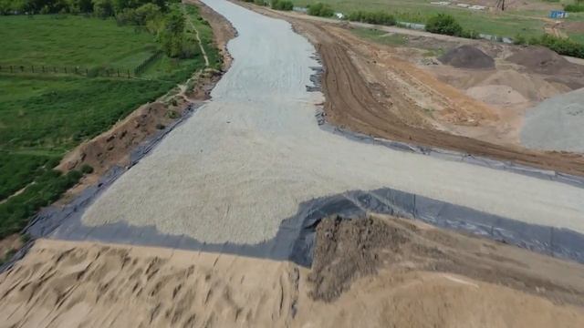 Вид с квадрокоптера на строительство дороги 3-я Островская - Крупской в Омске. Май 2020. смотреть онлайн