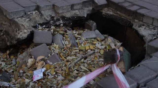 Обвал асфальта возле жилого дома в Одессе открыл вход в катакомбы смотреть онлайн