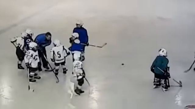 Тренер по хоккею жестоко обращается с ребёнком смотреть онлайн