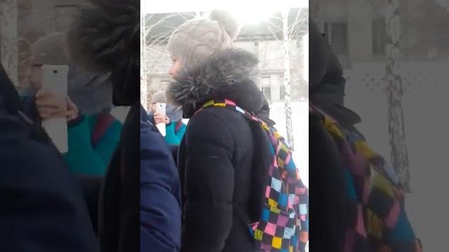 Романтический поцелуй двух школьников смотреть онлайн