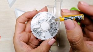 Чем клеить стразы