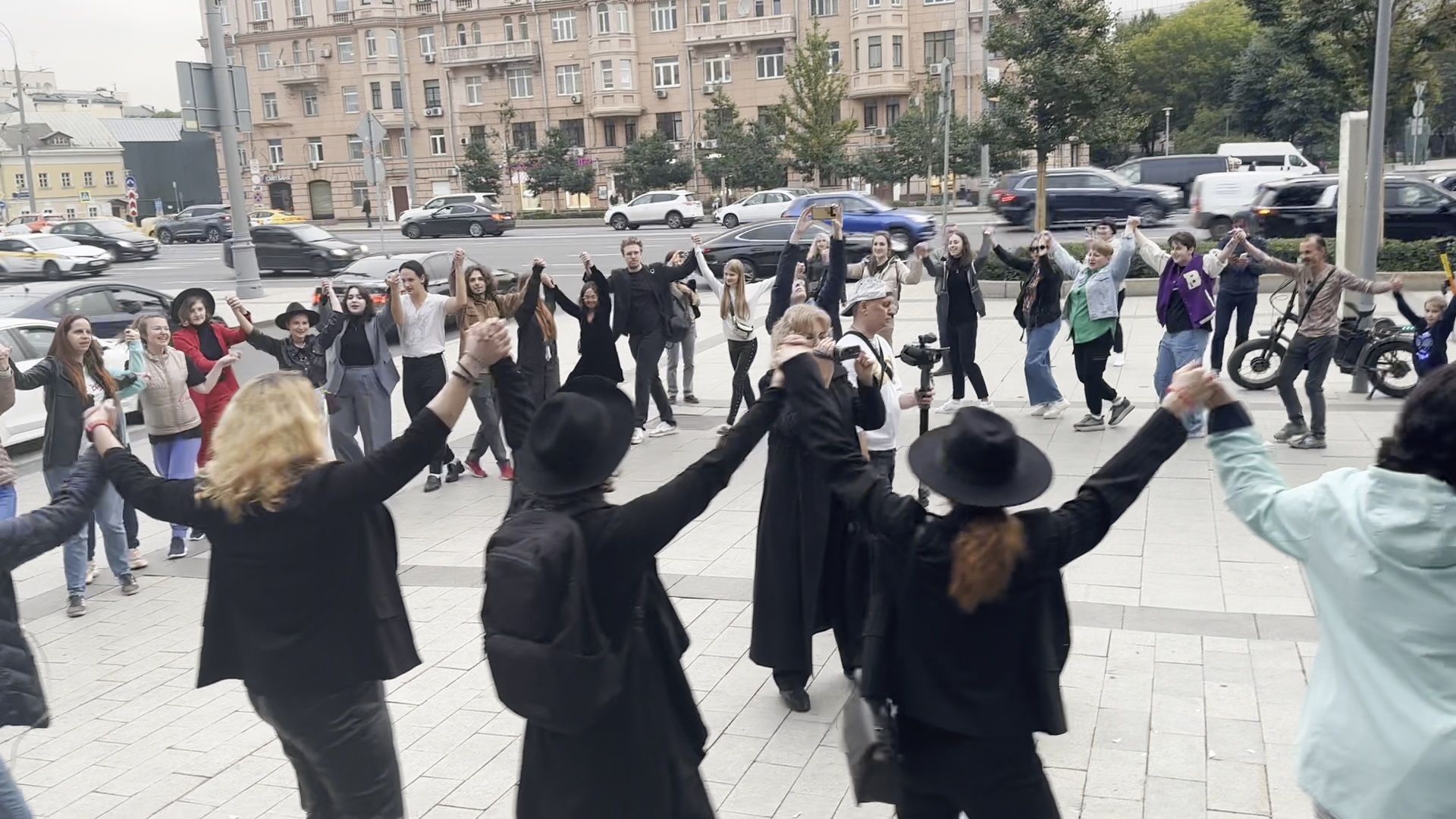 Запуск белых голубей и Акция #MJInnocent в честь Дня рождения Майкла Джексона. Москва. 29.08.2023.