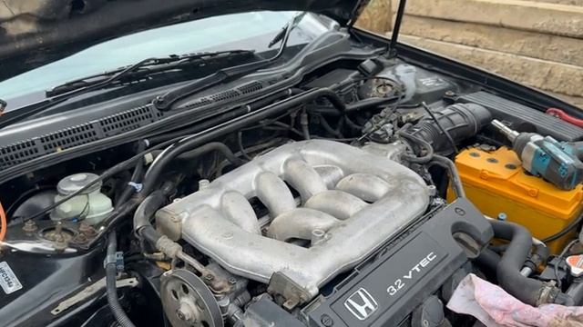 Замена датчика детонации HONDA SABER UA5/J32A и передних тормозных дисков смотреть онлайн