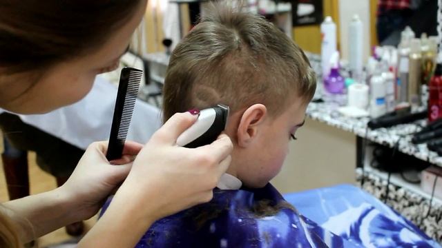 HOW TO CUT MEN'S HAIR // Basic mens haircut // hair tutorial смотреть онлайн