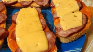 Как сделать горячие бутерброды с колбасой в микроволновке ?