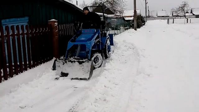 МТЗ-13- расчищаем территорию от снега-2 смотреть онлайн