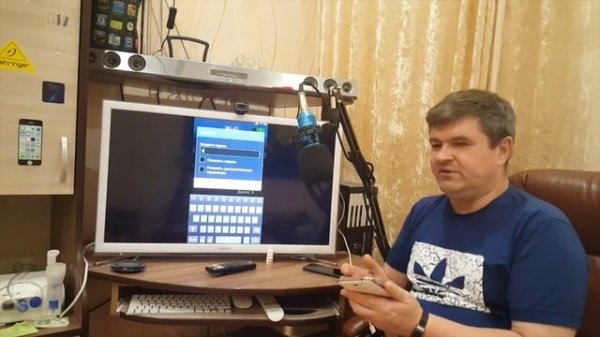 смартфон на android в руках незрячего человека Занятие 1