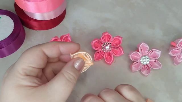 Обалденные резинки для волос из ленты 2,5 см. Мастер класс.#канзаши, #цветыизлент, #резинкидляаолос смотреть онлайн