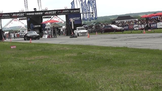 Nissan GTR 1000 PS vs. Trabant German Racewars 2011 смотреть онлайн