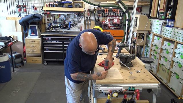 Build a vise holder for your Festool MFT table. смотреть онлайн