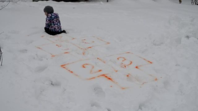 Рисование на улице зимой (игры с ребенком на улице) смотреть онлайн