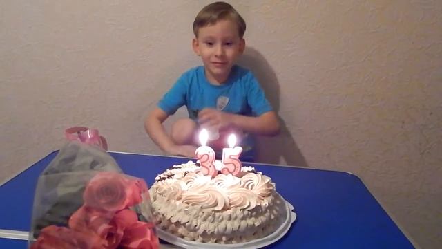 Задувание свечей на торте. У моей мамы день рождения! смотреть онлайн