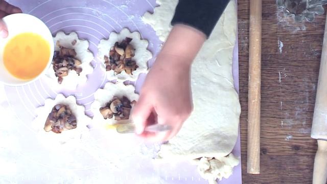 Похрустим за обе щёки? Выпечка из слоеного дрожжевого теста: круассаны, шоссоны, булочки! Вкусняшка смотреть онлайн