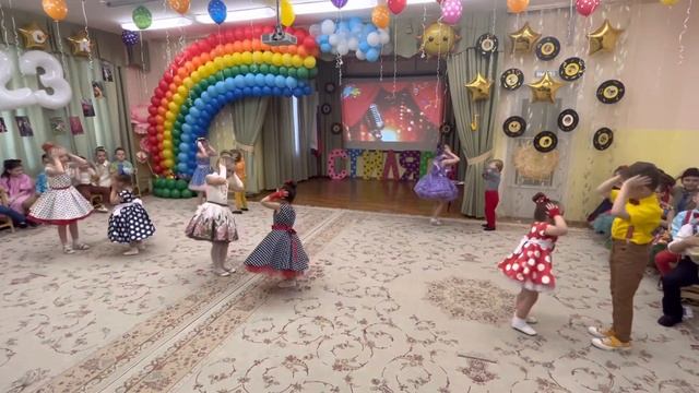 Самые маленькие стиляги танцуют рок-н-ролл на Выпускном в детском саду ! смотреть онлайн
