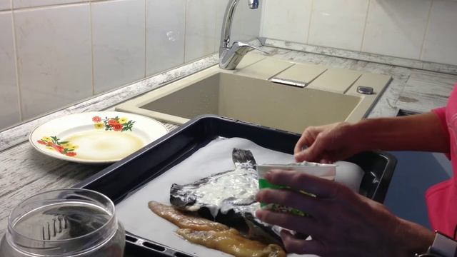 ПАЛЬЧИКИ ОБЛИЖЕШЬ! КАМБАЛА запечённая ПОД сметанным СОУСОМ. смотреть онлайн