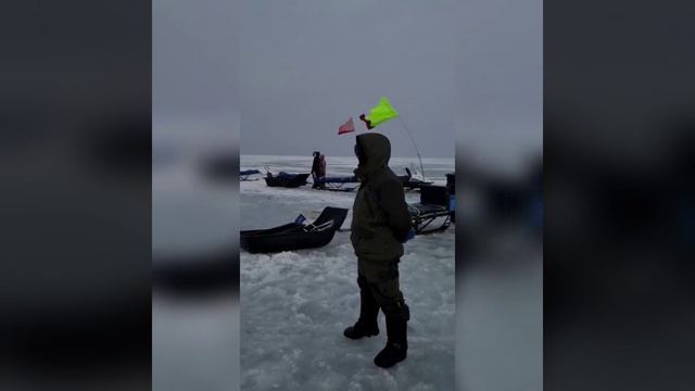 Шокирующие видео спасения рыбаков и снегоходов. Сахалин. смотреть онлайн