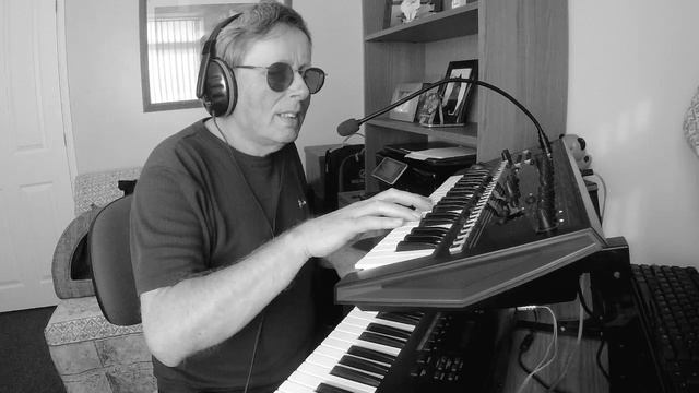 Radio Gaga cover version - played on a Roland JD-Xi and Juno-D смотреть онлайн