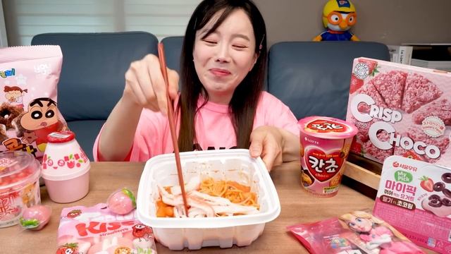 핑크 편의점 음식 먹방 ? 로제 불닭 & 떡볶이 디저트 먹방 Korean Convenience Store Food Ramen Desserts Mukbang ASMR Ssoyoun смотреть онлайн