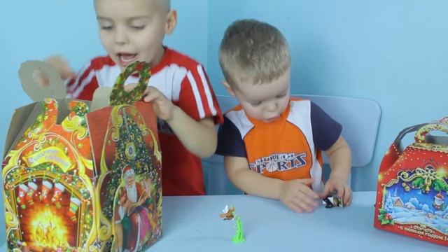 Подарки для детей на новый год 2016 от Деда Мороза распаковка Kinder Surprise и другие конфеты