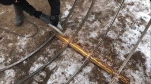 Кормушка для быков под тюк .