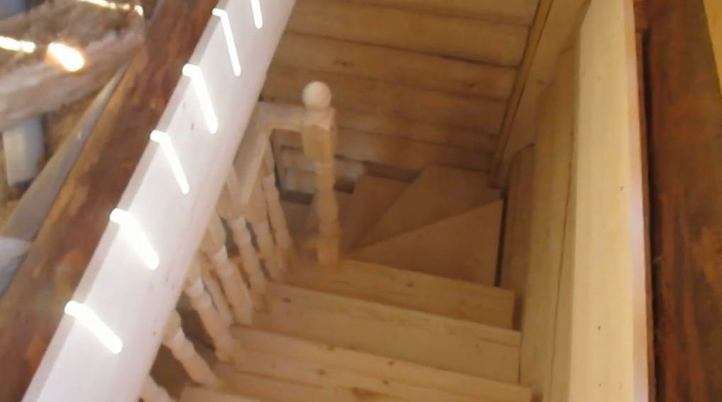 Сборка деревянной лестницы с забежными ступенями в бревенчатом доме смотреть онлайн