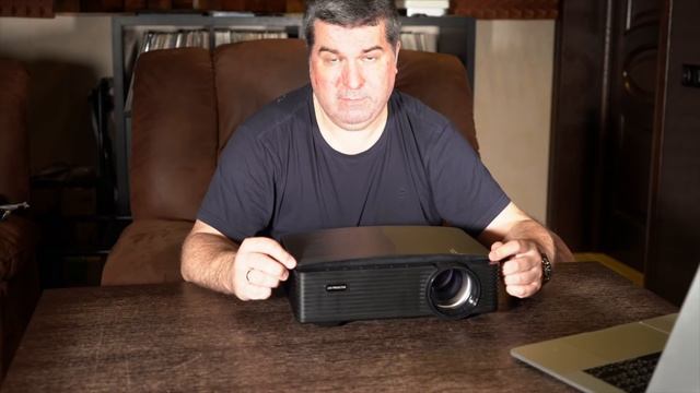 Обзор домашнего проектора JIN TU YG-650. Новейшая модель 2021 проектор с разрешением FULL HD. смотреть онлайн