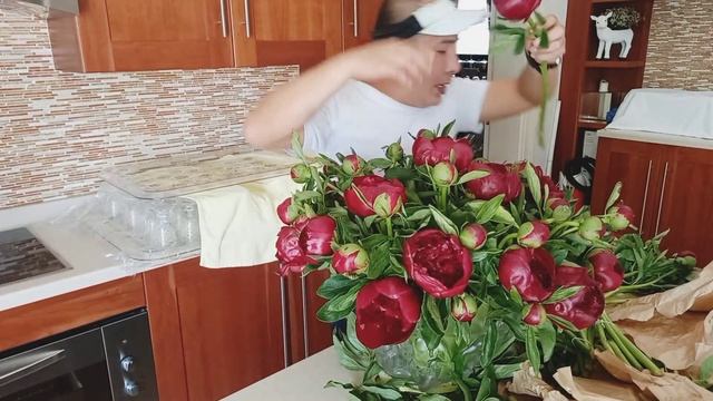 Beautiful Fuchsia red Peony arrangement смотреть онлайн