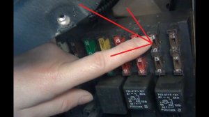 Замена предохранителя ближнего света в правой фаре Chevrolet - Niva