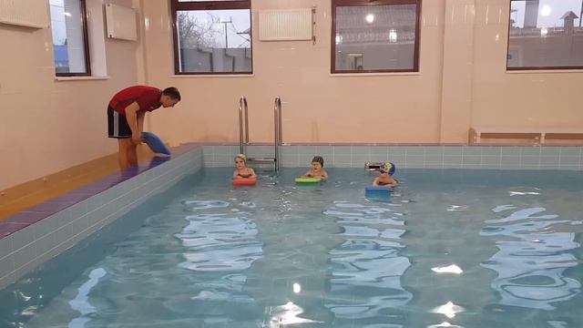Эрика учится плавать. #бассейнкореновск смотреть онлайн