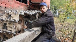 натягивать гусеницу ДТ 75