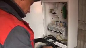 11 Видеоурок Как завести и подключить электрические кабеля в накладной электрощит