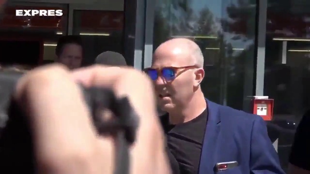 Роберт в аэропорту Карловых вар смотреть онлайн
