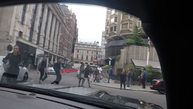 Driving a Dodge Challenger Hellcat around Knightsbridge - Reaction Video! смотреть онлайн