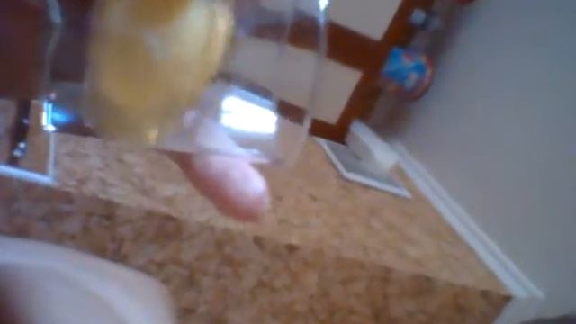 Чел пьёт сырые яйца) выще угар смотреть всем)