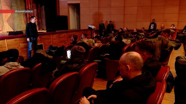 Мобилизованные из Альметьевска отправились на сборный пункт в Казань смотреть онлайн