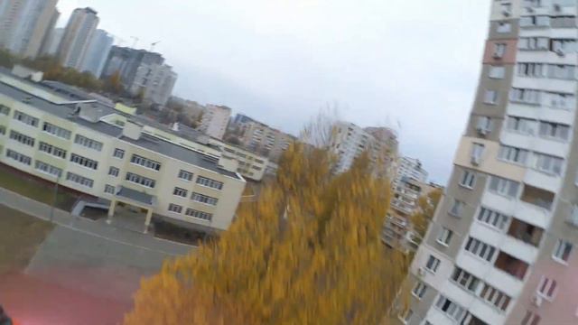 FPV Frestyle возле школы. Пробую делать dive по деревьям. смотреть онлайн