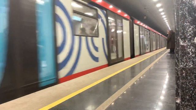 Электропоезд 81-775/776/777 «Москва-2020» прибывает на станцию «Электрозаводская» смотреть онлайн