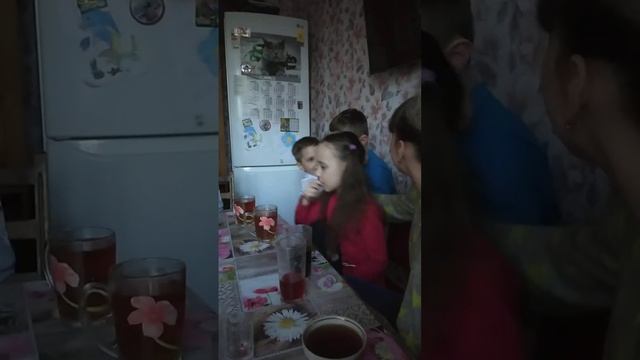 Даня в 5летие гасит торт! смотреть онлайн